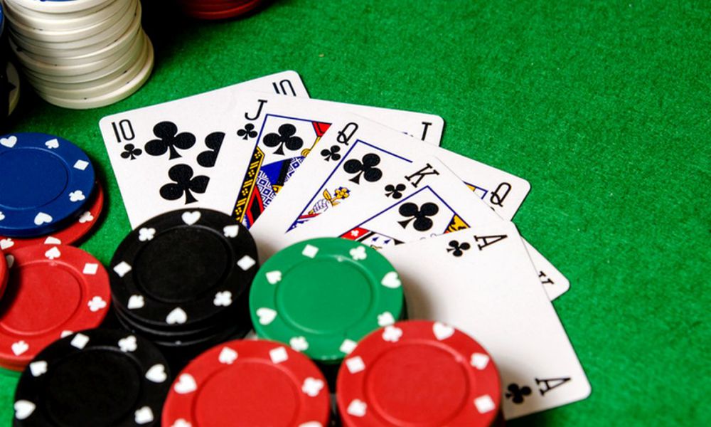 Có nên hợp pháp hóa việc chơi poker ở Việt Nam hay không?