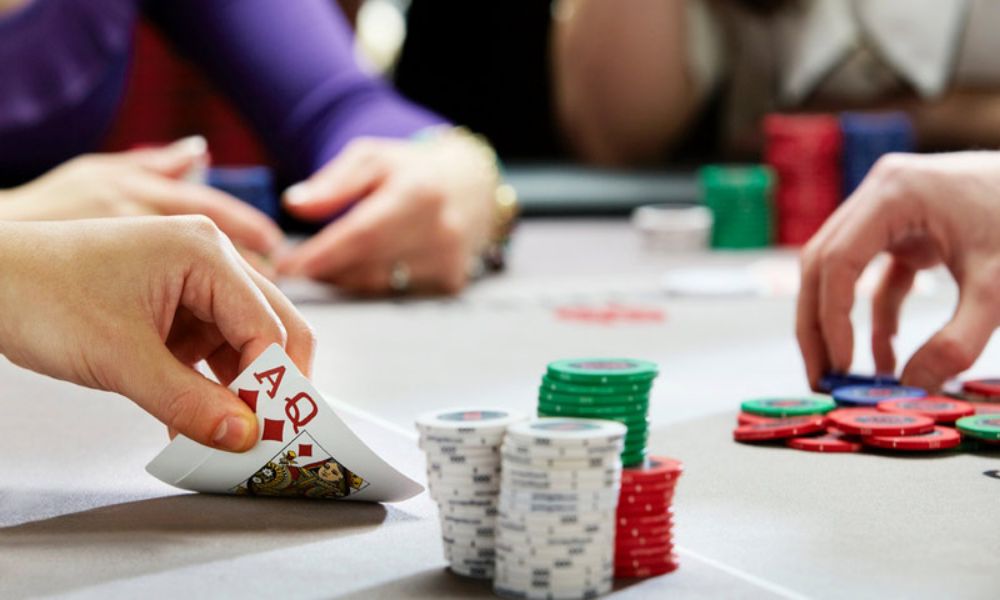 So sánh điểm giống và khác nhau giữa Poker và Xì Phé