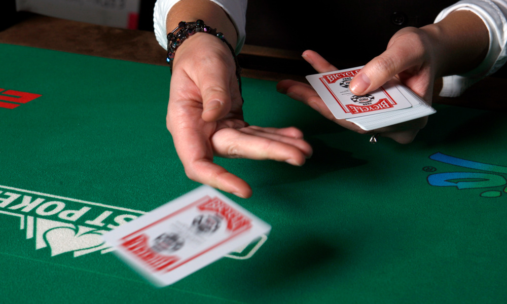 Có hand bài yếu thì nên chơi thế nào để thắng poker?